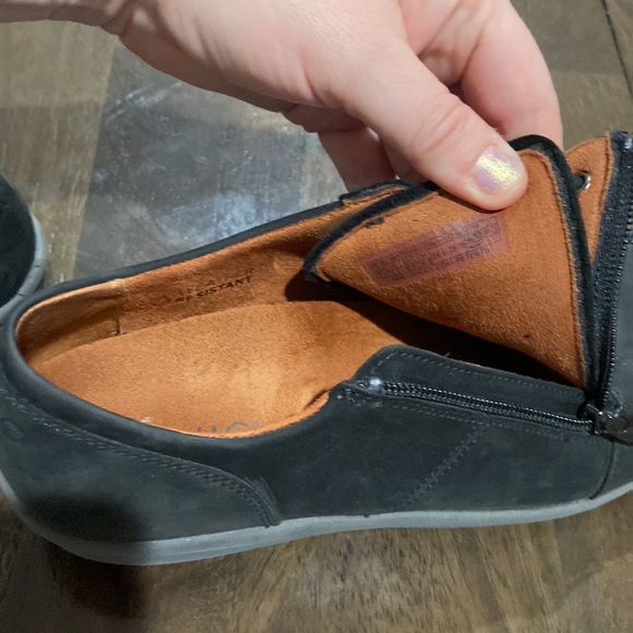 Vionic 7.5 Abigail women's  black tennis shoes with zippers weather resistant - Picture 11 of 13